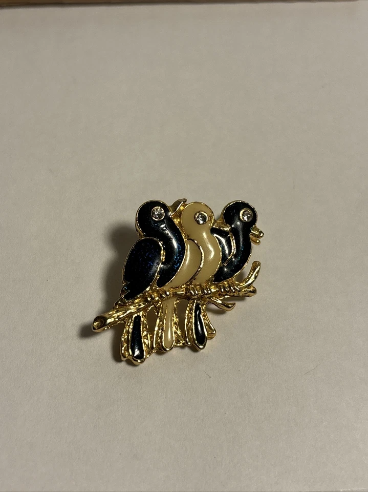 Broche prendedor vintage MJC Judith McCann 3 pájaros negro blanco tono dorado Foto 1 de 4