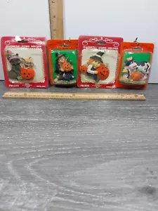 4 Vintage Halloween Magnete schwarze Katze mit Maus Vogelscheuche, Kuh und Hexe Neu aus altem Lagerbestand - Bild 1 von 3