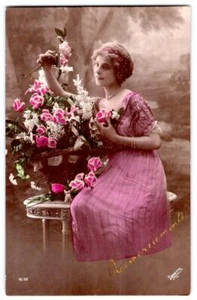 1913 RPPC HANDFARBIG DANKE FRAU ROSA KLEID BLUME IRISETTE FRANZÖSISCHE POSTKARTE - Bild 1 von 2