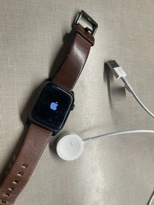Apple Watch Series 4 44 mm Gris espacial Estuche de aluminio Correa de cuero marrón MTUW2LL/A Foto 1 de 4