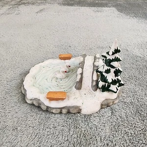 Accesorios de pueblo de Navidad gansos en un estanque con puente y árbol - Imagen 1 de 6