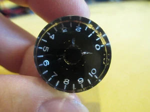 GIBSON 1980 SONEX 180 DELUXE BLACK PLASTIC GUITAR KNOB - VINTAGE PART - CRACKED - Picture 1 of 7