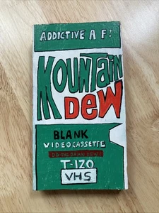 Cintas de arte pintadas a mano sobre madera VHS GIRL Mountain Dew T-120 video casete/regalo - Imagen 1 de 7