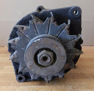 Alternador Delco 37A 1966 usado # 1100687 con fecha 5-J-7 - Imagen 1 de 6