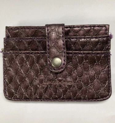 Estuche con tarjetero de identificación Jessica Simpson cierre a presión imitación piel de serpiente berenjena púrpura Foto 1 de 4