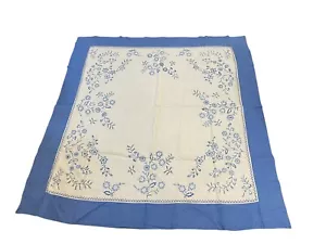 Vintage handbestickte Blumen Blätter blau weiß Leinen Tischdecke 59”x57” sehr guter Zustand - Bild 1 von 18