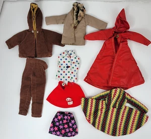 Vintage Barbie Kleidung Paket rot Regenmantel Cord Jacke Hose Pelzkragen Mantel - Bild 1 von 14