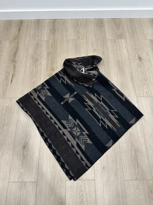 Nuevo con etiquetas Poncho Rhonda Stark Mezcla de Lana Suroeste Negro Beige Gris Capa OSFM Foto 1 de 4