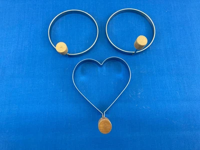 Molde para panqueca e ovo - 2 redondos e 1 coração - Cabo de madeira - Imagem 1 de 4