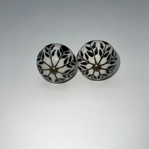 Lot of 2 Vintage Floral Ceramic Cabinet Drawer Knobs Pulls Blue and Off White - Picture 1 of 4