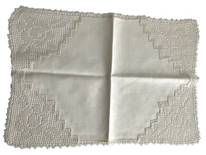 Vintage Fabric Doily Fillet Crochet Rose Motif Corners 17" x 11.75" - Picture 1 of 2