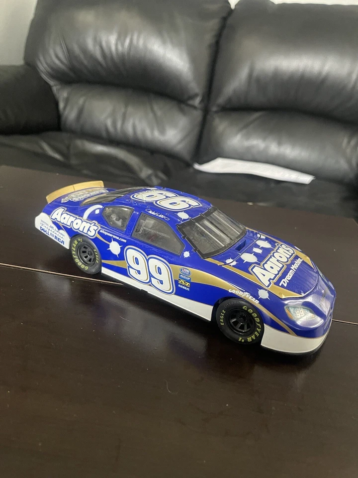 Литая модель Team Caliber 2004 Michael Waltrip No99 Aarons Dream Machine 1:24 - Изображение 1 из 4