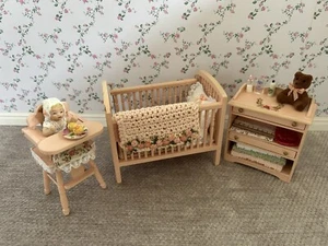 LOVELY HAND PAINTED PEACH COLOURED 1/12 SCALE NURSERY SET WITH MANY ACCESSORIES. - Picture 1 of 4