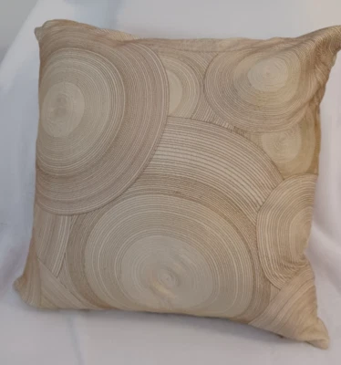 Travesseiro bordado dourado/marrom feito à mão de seda GOING IN CIRCLES para casa - Imagem 1 de 4