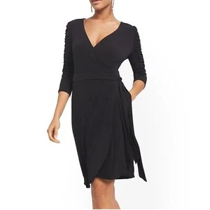 Neu mit Etikett New York & Company Damenkleid schwarz V-Ausschnitt Faux Wickeloptik Rüschen Gr. XL - Bild 1 von 12