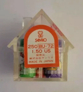 RAR Vintage 1976 Hello Kitty Sanrio Mini Radiergummis Plastikkoffer Haus. Neu 8 Stück - Bild 1 von 6