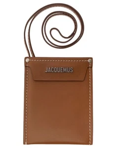 CARTERA JACQUEMUS LE PORTE POCHE MEUNIER CORREA CUELLO HECHA EN ESPAÑA 236SL1063072811 - Imagen 1 de 4