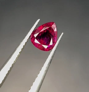 Pietra preziosa a forma di cuore colore rosso viola rubino naturale 0,90 ct dall'Afghanistan - Foto 1 di 11