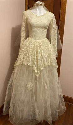 VTG 50s Tulle Lace Cupcake Wedding Dress Long Slv Crown Veil princess S/M - Image 1 of 4