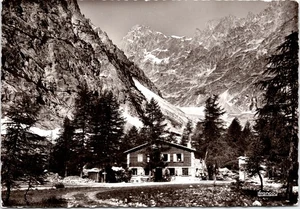Tarjeta postal con foto real RPPC Madame Carle & South Face of Ecrins Francia 1964 - Imagen 1 de 2
