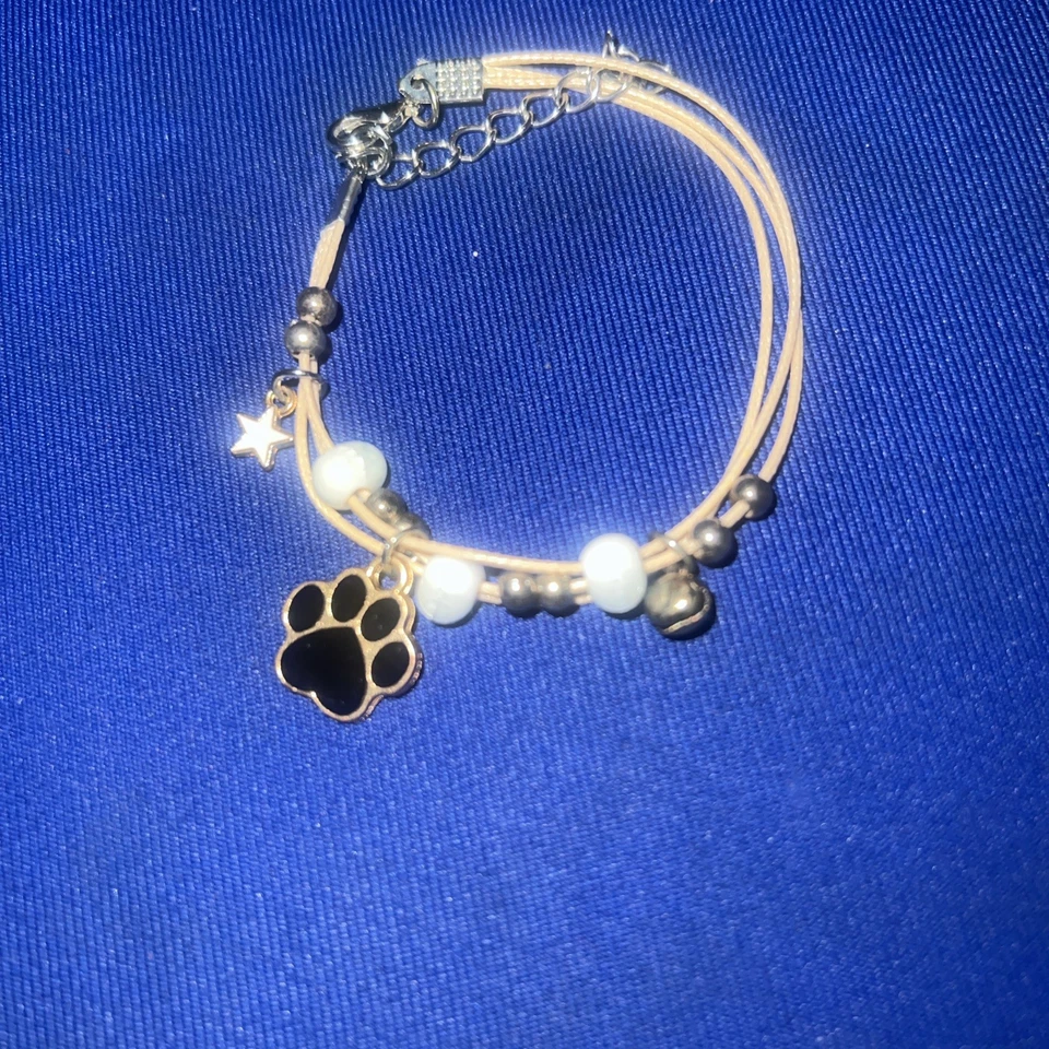 多股手链 带黑色猫爪印花小饰品、星星小饰品和各种珠子 — 第 1/3 张图片