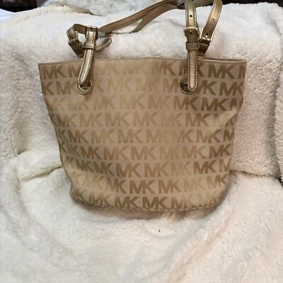 Michael Kors, Bolso de Hombro de Lona Dorada con Borde Dorado y Asa Usado Foto 1 de 4