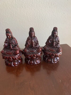 Estatuilla religiosa sentada de cinabrio chino asiático de aspecto tallado de 3 Foto 1 de 4