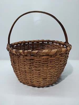 antiguo americano primitivo madera tejida férula recolección o cesta de mercado. Foto 1 de 4