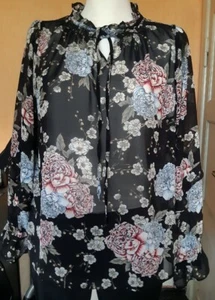 Transparente Bluse mir Blumenmuster, rosa blau auf schwarz, Langarm, Bindeband - Bild 1 von 2