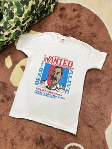 Vintage anni 90 Hanes Saddam Hussein Desert Storm America Most Wanted White L Iraq - Foto 1 di 8