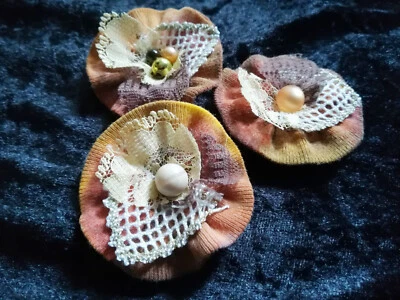 3 Handgenähte Recycling Stoffblumen, Shabby Applikationen zum Aufnähen - Bild 1 von 4