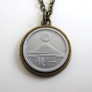 JAPAN Münze Anhänger Halskette - Repurposed Vintage 1940s Silver Tone Mt. Fuji Münze - Bild 1 von 5