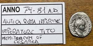 ANTICA ROMA - MONETA CESAREA TITO FLAVIO 79-81 AD ARGENTO CAPPADOCIA - Picture 1 of 5
