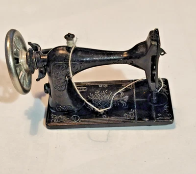 Heidi Ott - Máquina de coser de mesa para casa de muñecas 1:12 Foto 1 de 4