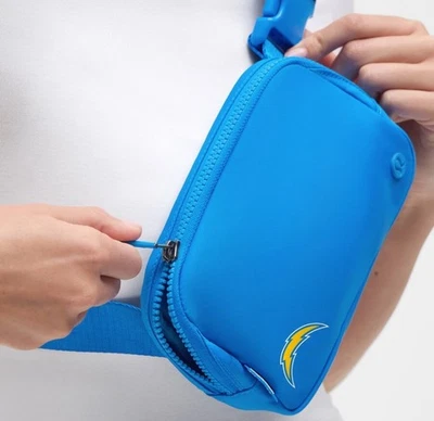 AUTÊNTICA Bolsa de Cinto Los Angeles Chargers lululemon Everywhere - Azul Brilhante ⚡️✅ - Imagem 1 de 4