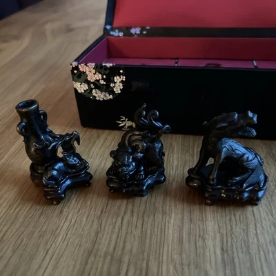 Três pesos de pergaminho chineses antigos de bronze na caixa, cada animal com suporte de madeira - Imagem 1 de 4