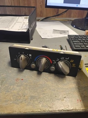 Control de temperatura compatible con Pontiac Grand AM 2001-2005  Foto 1 de 3