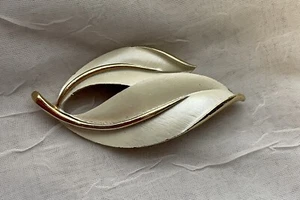 Vintage Sarah Coventry White Enamel Leaf Brooch - Picture 1 of 2