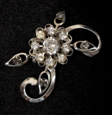 Broche prendedor vintage con rociador de flores de diamantes de imitación transparentes tono plata Foto 1 de 4