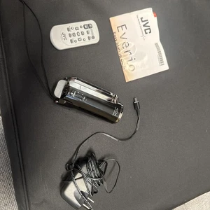 JVC Everio GZ-MS130BU Camcorder 16GB  40X Zoom w/ Battery Charger Excellent - Picture 1 of 7
