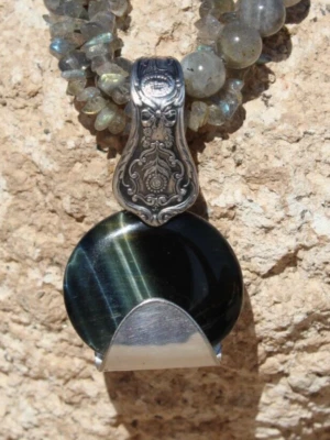 Colgante ojo de tigre negro.  Setting es una cuchara Demitasse vintage plateada. Foto 1 de 4