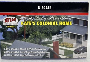 N Scale Atlas 2845-1 Kate’s Colonial Home Building Blue/White Combo BRAND NEW - Bild 1 von 8