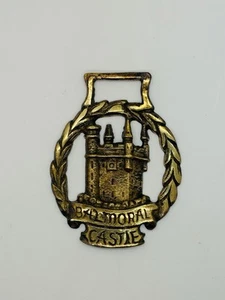 Arnés de caballo vintage medallón de latón brida adorno castillo balmoral Escocia - Imagen 1 de 2