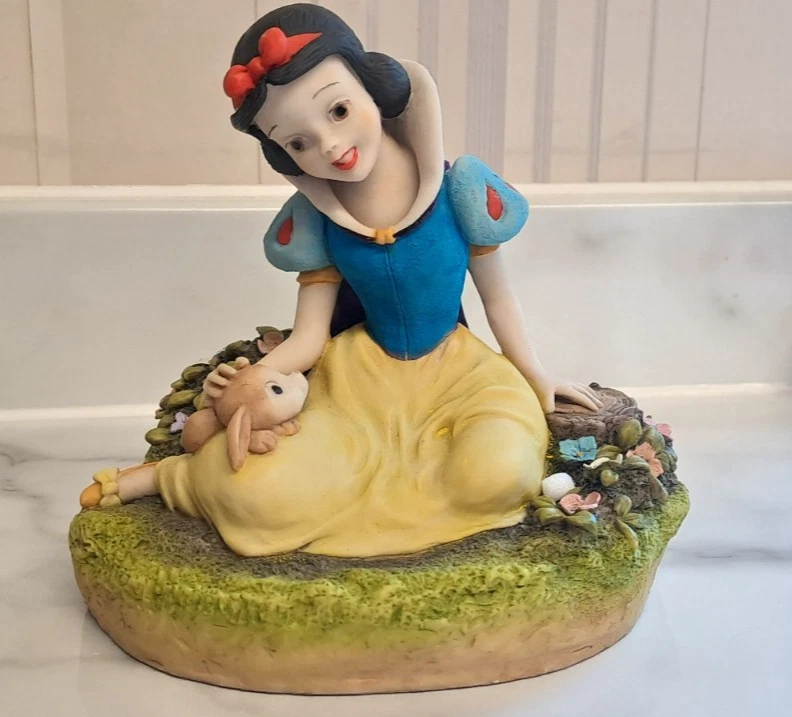 WALT DISNEY'S CLASSIC SNOW WHITE FIGURE BY ARDEN SCULPTURES - Image 1 of 4