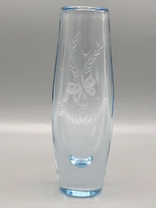 Jarrón vintage de vidrio azul hielo Kosta Boda 8" de alto mariposa escandinava - Imagen 1 de 5