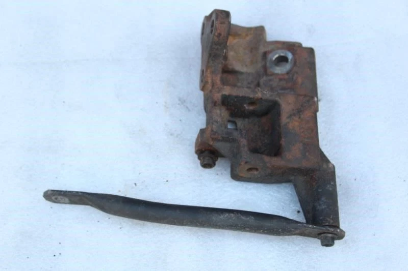 1991 1992 TOYOTA LAND CRUISER LEFT FRONT MOTOR ENGINE BRACKET - Image 1 of 4