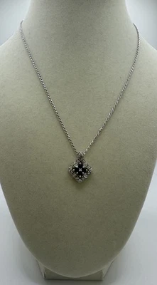 Collar de 16" con colgante de flor de diamantes y zafiros de oro blanco de 14k Estate Foto 1 de 4