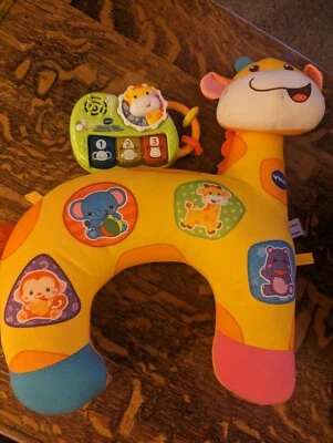 Almohada y juguete Discovery V-Tea H Tummy Time Foto 1 de 4