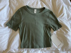 Lululemon Hold Tight Straight Hem Cropped Crop T-Shirt Tee Top Shirt GRUE Green - Picture 1 of 6