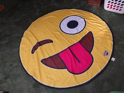 Emoji gigante guiñando un ojo BigMouth con lengua manta de playa suave de 5 pies toalla redonda Foto 1 de 4
